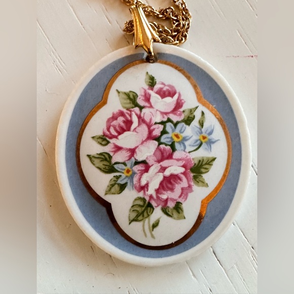 VINTAGE Avon 1988 Classic Gold Rose Ceramic Necklace and Earrings Set - Picture 3 of 12